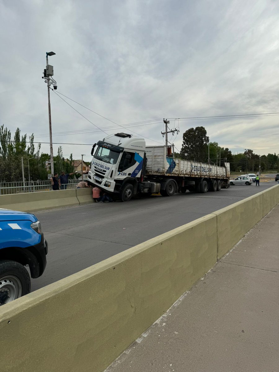 MovilRigo's tweet photo. Un camión Iveco cursor 360 quedó colgado en el murallón del puente de Cabellera del Frío sobre la Av. Raúl Alfonsín. No hubo heridos pero el tránsito está muy complicado. https://t.co/3r9wNOTIyX