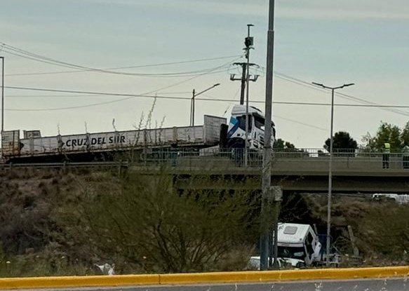 Un camión Iveco cursor 360 quedó colgado en el murallón del puente de Cabellera del Frío sobre la Av. Raúl Alfonsín. No hubo heridos pero el tránsito está muy complicado.