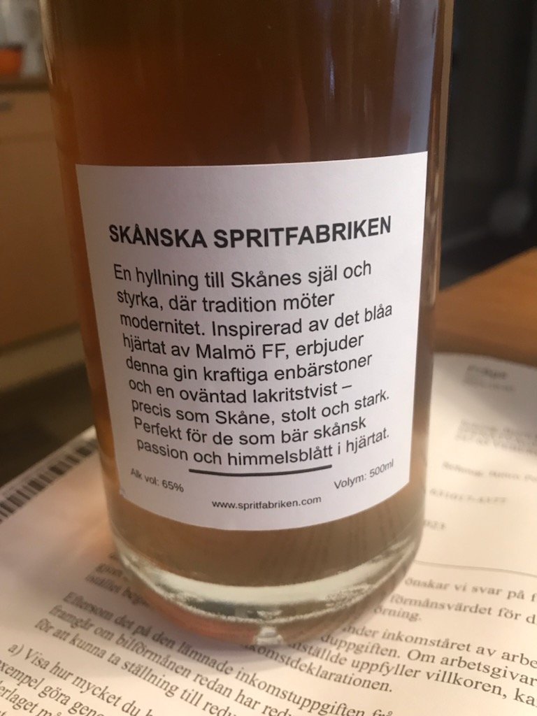 Nytt tapp av Gin med vacker skrift