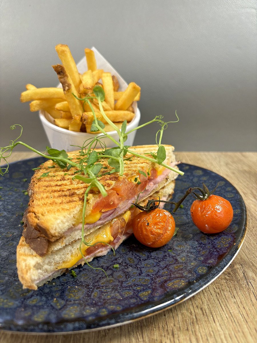 The colder weather is one of many good reasons to drop into the 1909 Restaurant for a delicious Toastie (&amp; chips!) 🙌🏽

Members &amp; Guests always welcome. 
⛳️🥪🍟