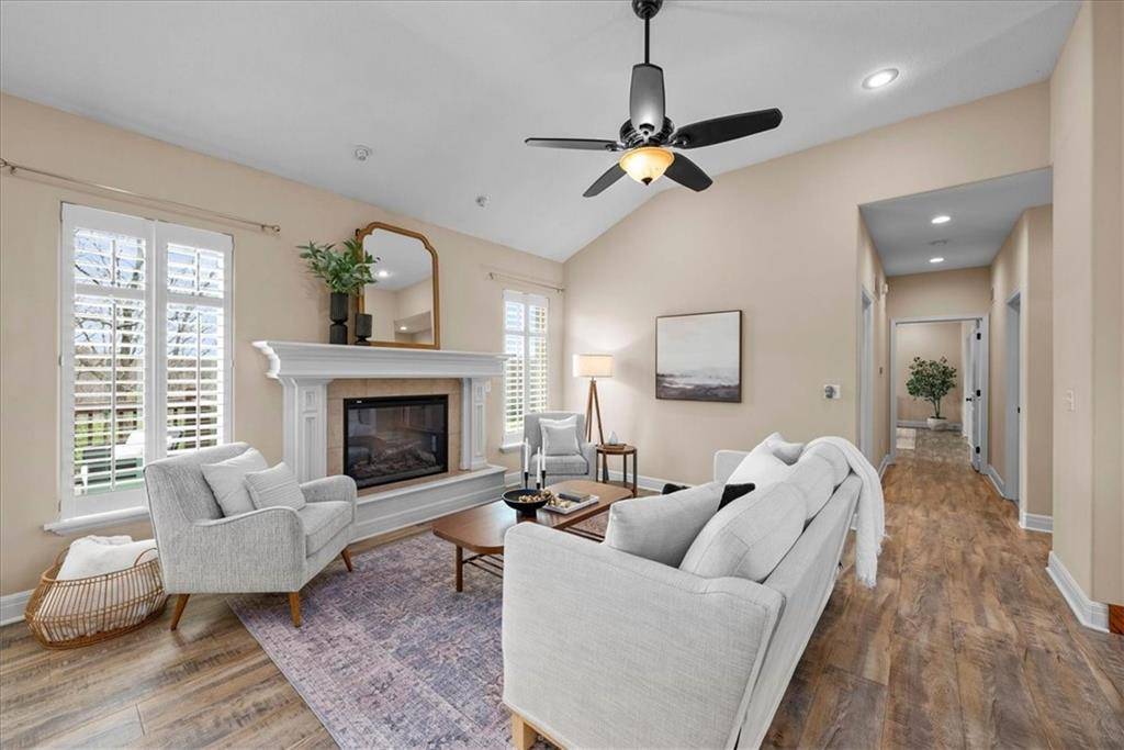 janainkc's tweet photo. 🔥 PRICE IMPROVEMENT 💵 $725,000
📍11917 S Eagle Crest Dr, Lee's Summit

➡️ 7 Bed | 4 Bath | 4k+ sqft

Details ➡️ https://t.co/qtM1gXfS0R

Listed by: 
Jana Jeffery
c: 816.882.3970

Royal Fox Network
Real Broker, LLC
o: 785.329.9077 https://t.co/FY9qMCQJFw
