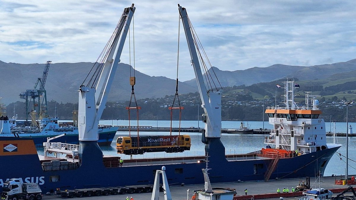 johnage's tweet image. The first two DM prototype locomotives from Stadler are being unloaded in Lyttelton. 🥳🚂

I believe that these are the first locomotives since the 1960’s that have been designed specifically with South Island operations in mind. Usually they just get North Island hand me downs.