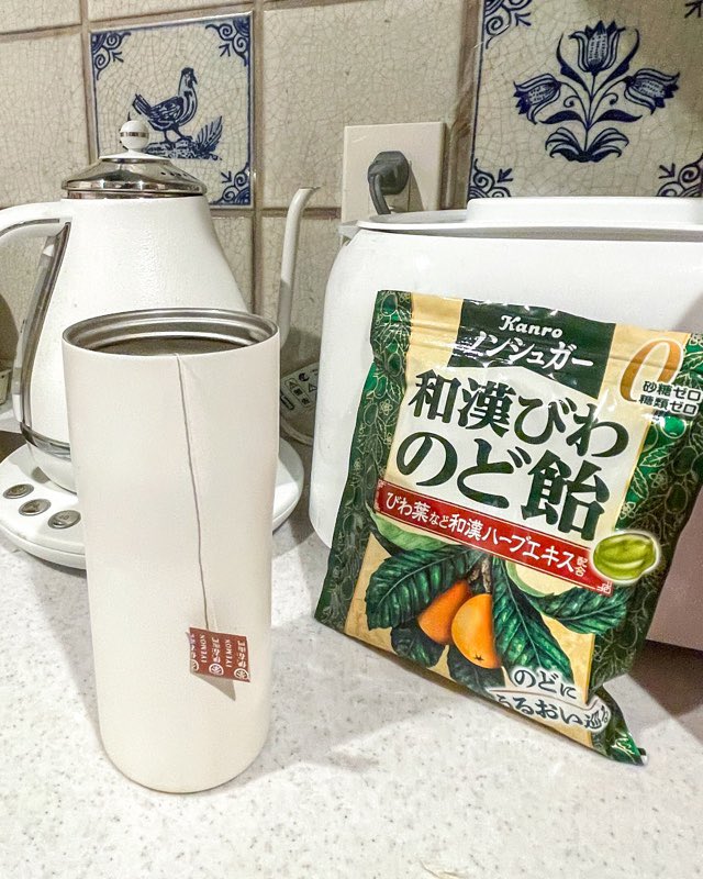 dtplanaria's tweet photo. お茶にのど飴を入れて
「のど飴ティー」作ってみたよ！カンロの社員さんから教わったんだけど、会議とかカラオケとか話しながらのどケアしたい時におすすめですよ✨ #カンロのど飴 #のど飴ティー #カンロ #のどケア #したぷらぐらむ #カンロ https://t.co/PvHSVUm84R