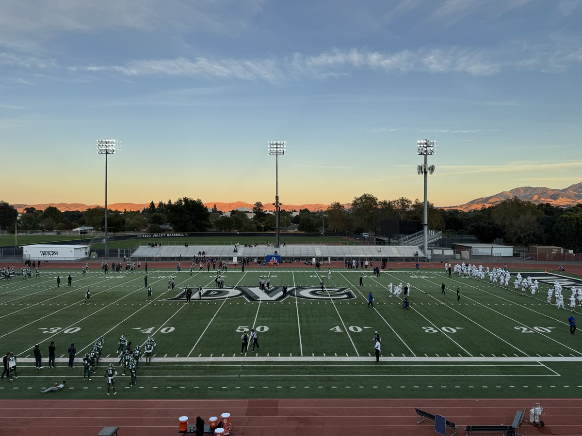 Bay 6 Opener here at Vikings Stadium! Diablo Valley College (3-2) hosting College of San Mateo (4-1)! Biggest game of league play comes in the opener! Kickoff at 7:00 PM! #HornsUp

youtube.com/live/zsxw5mfFX…