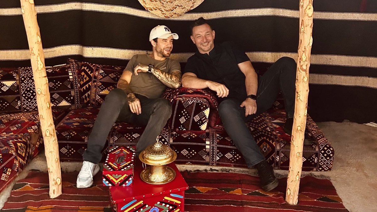 um dos seguranças que está com o pai do Liam é o Paul.... Paul era um símbolo na One Direction, carregava os meninos e corria atras deles o tempo todo!