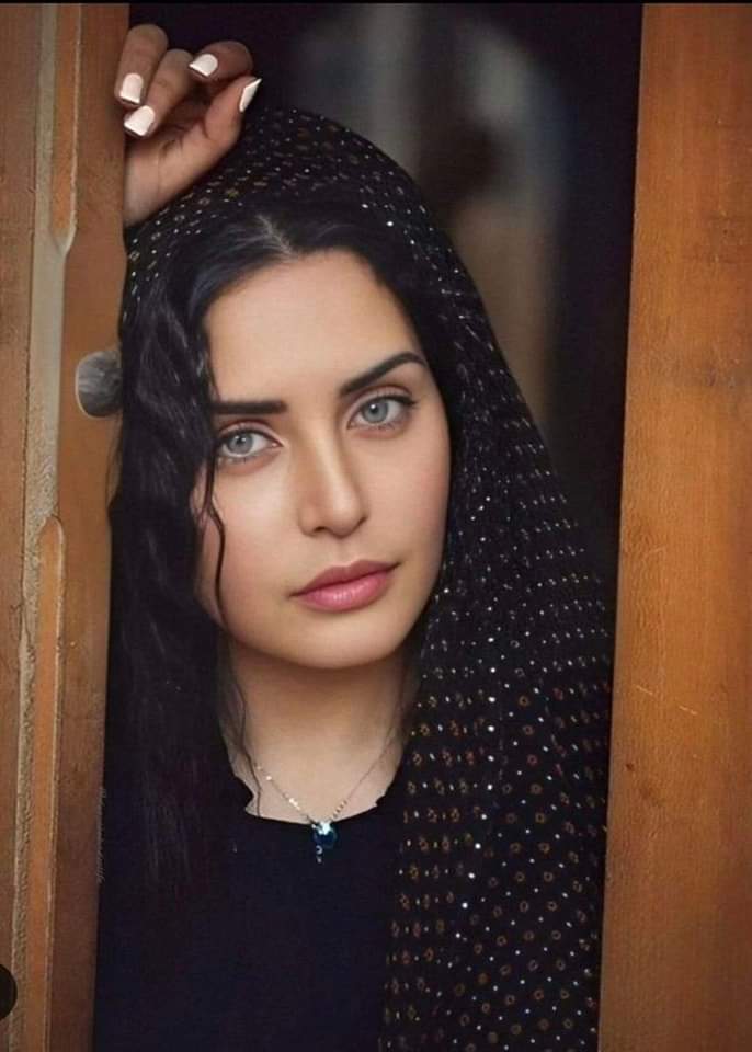 मैं लोगों से मुलाकातों के लम्हें याद रखती हूँ,
बातें भूल भी जाऊं पर लहजे याद रखती हूँ..