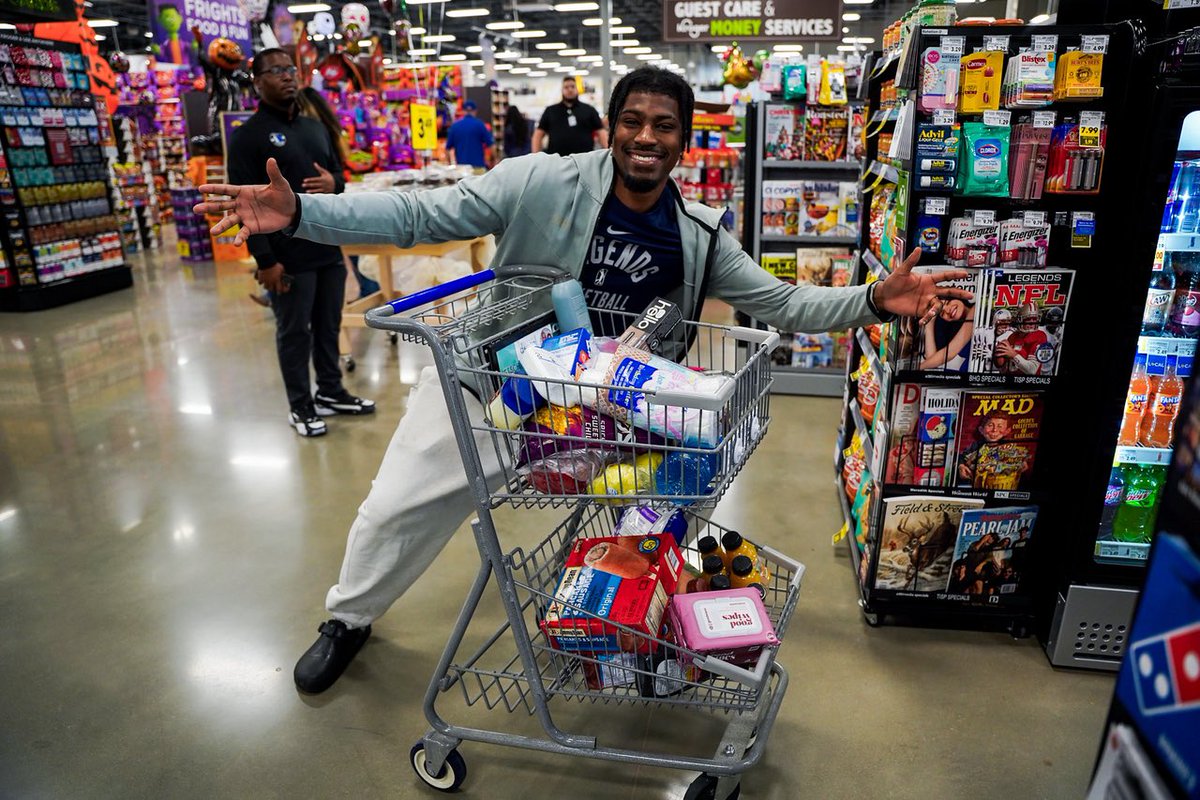 Our guy <a href="/AllGas23/">TJ Clark💰</a> clocked in for work at <a href="/KrogerDFW/">Kroger News Dallas</a>! He spread Kroger Kindess with our old friend <a href="/JadenHardy1/">Jaden Hardy</a> and then hit the aisles at the brand new store in Melissa to shop for his fridge at home. 💙