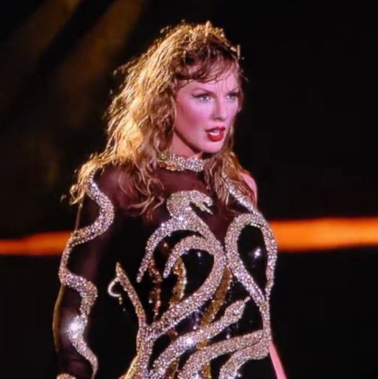 updateswiftbr's tweet photo. 🚨 COMEBACK! Karyn está PRESENTE no novo look do ato do “reputation” na “The Eras Tour”. #MiamiTSTheErasTour 🐍 https://t.co/1QK3j7Et9d