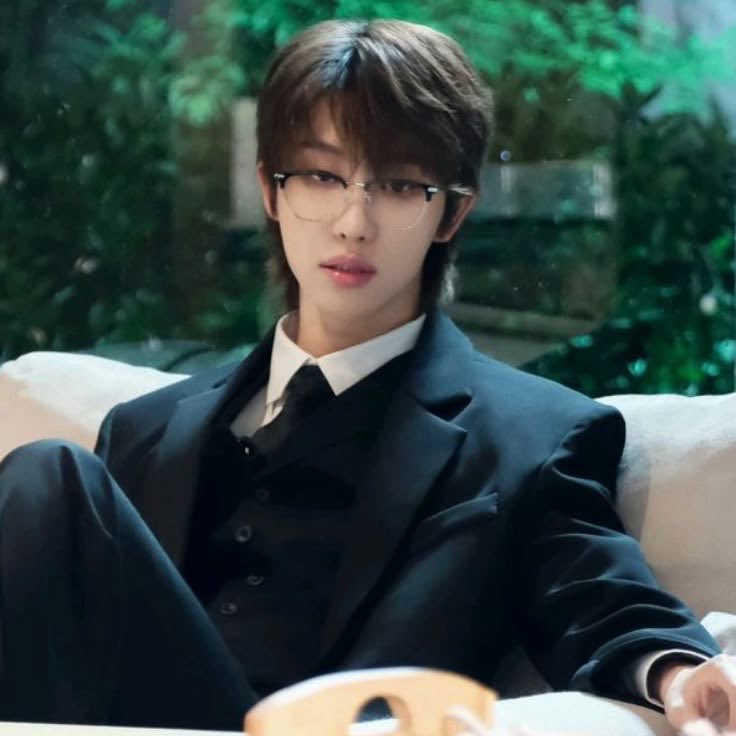 명호가 좋아하는 정장룩~
몸이 이뻐서 그런지 격식있는 옷을 차려 입어도
태가 나면서 몸의 윤곽이 잡혀서 너무너무 이쁨