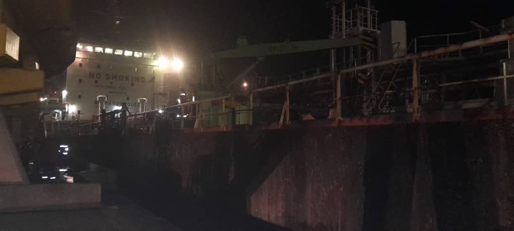 RicardoArtemisa's tweet photo. ¡Ya el combustible en el Mariel!
Con las autoridades marítimas portuarias que aseguran la operación de entrada al muelle de combustible para la generación eléctrica en el Mariel
No sé descansará hasta solucionar el problema. https://t.co/HwLibCwlDd