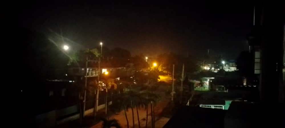 Empresa Eléctrica #LaHabana informa que hay 27 circuitos de distribución primaria restablecidos (67 MW). Están calientes 13 subestaciones de transmisión, de ellas 9 con cargas y se trabaja para restablecer el servicio 
#ConLaMangaAlCodo
📸<a href="/YunielLabacena/">Yuniel</a> 

juventudrebelde.cu/cuba/2024-10-1…