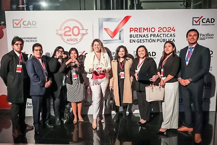 DiarioElPeruano's tweet photo. 🔴 La @BibliotecaPeru, entidad adscrita al @MinCulturaPe, obtuvo el máximo galardón a las Buenas Prácticas en Gestión Pública 2024 por su servicio “Lectura que Cura” en la ceremonia desarrollada en el Gran Teatro Nacional (GTN).

▶️https://t.co/P34KiLIyvo https://t.co/D1KiXtV1XO