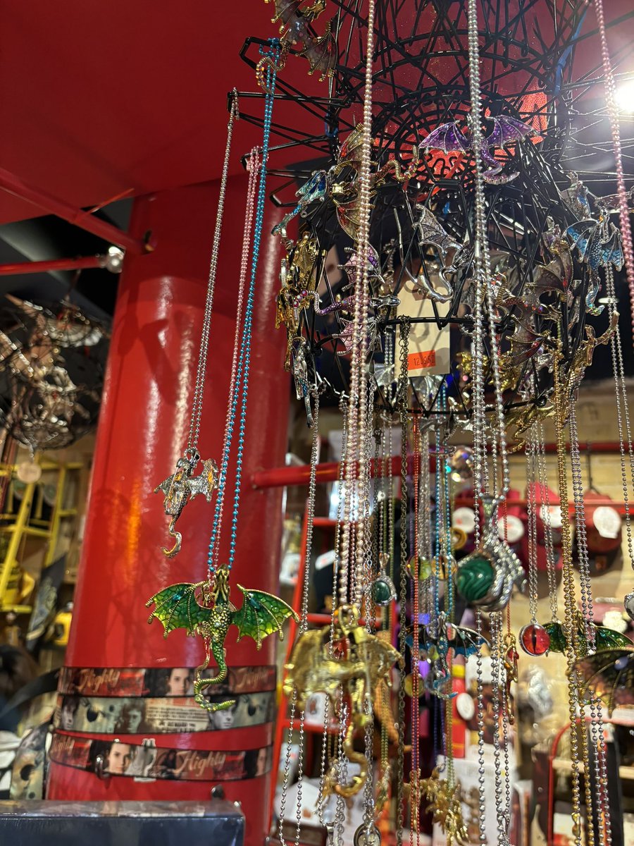 Pota_Always's tweet photo. ハリポタグッズいっぱい取り扱ってるお店発見して久しぶりにワクワクしてきました、ふふふ
お店全体がハリポタ感あふれるものばっかりで楽しかったし店主さんもいい人だった
このドビーの腕時計めちゃ可愛い https://t.co/PhzKpla14l