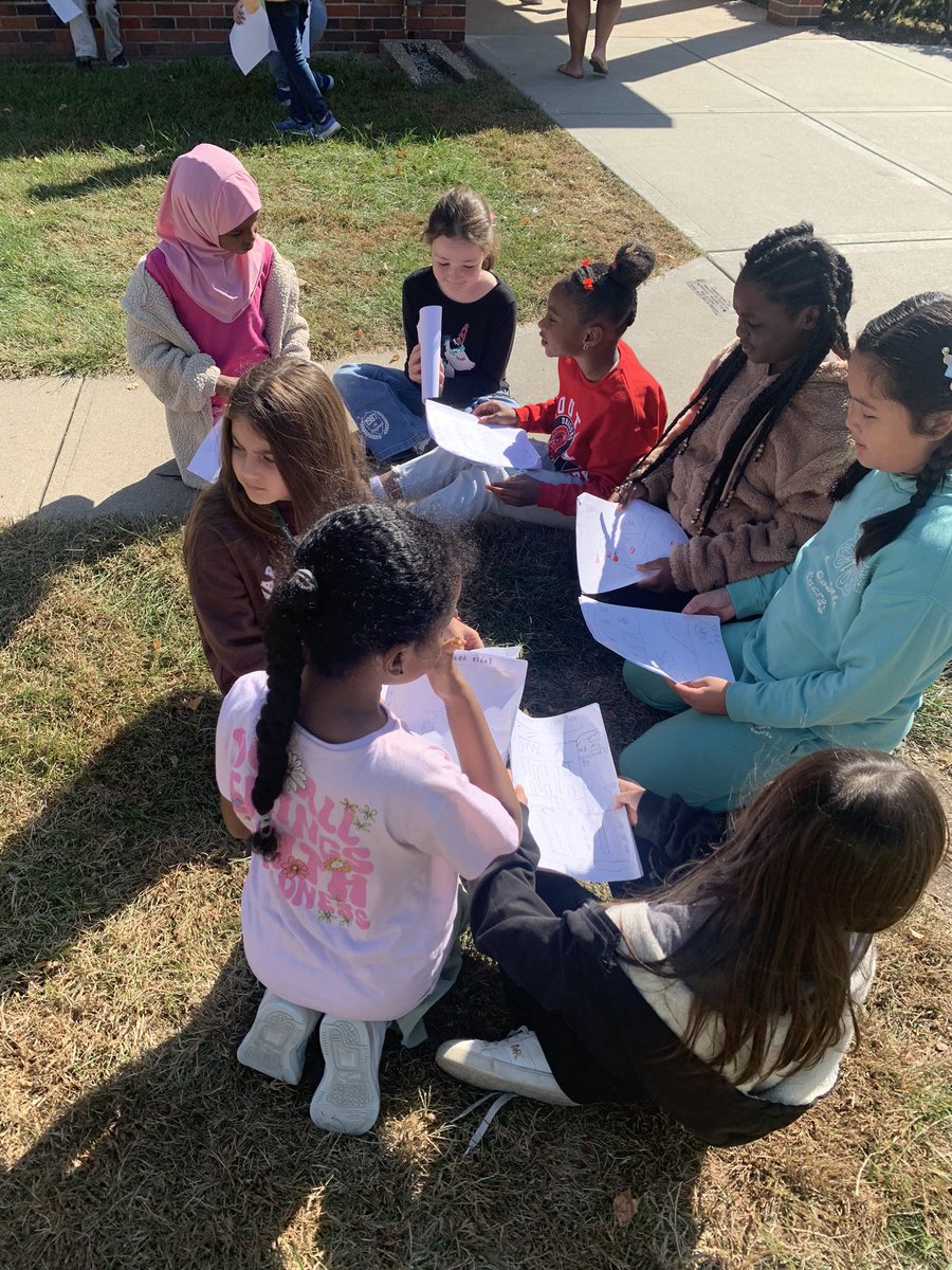 MrsZamora_ctes's tweet photo. We had so much fun celebrating our Personal Narrative writing unit today with our families! @ChouteauSchool @NKCSchools #learningwithdragons https://t.co/R0OONWDtPO