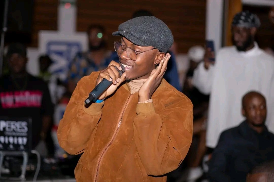 Reporter4Music's tweet photo. 🇨🇲🎶 Près de 10 mois après "Son'Elela", #Hens @hensBenga nous offre un morceau festif pour un clip coloré, saupoudré de symboles, le tout dans une fusion Pop, Makossa, et Afrobeat 🔥: #Hebi.

Mix &amp; Master: Dharil Esso

Prod Executive: @ruejoss

⤵️
https://t.co/LcDkOEYdTk https://t.co/3DfSSY62F5