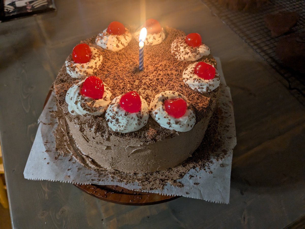 bigrex12's tweet photo. The Mrs. And I made a cake for date night!
#BIJOUXANDBITS https://t.co/ykJi4wuSg9