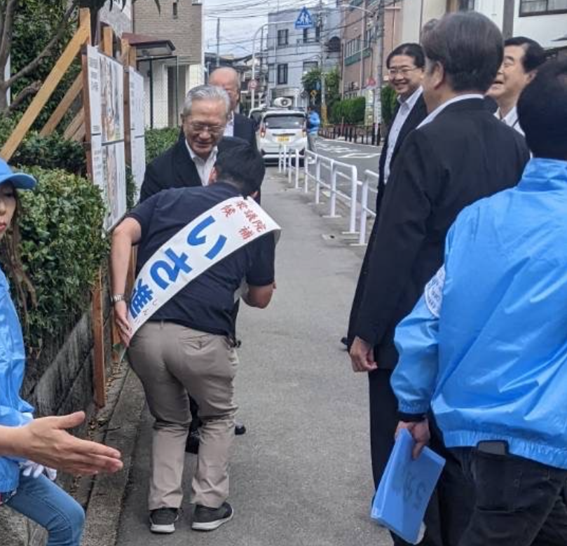 10mokun3961's tweet photo. エラそうな学会幹部と
へりくだる公明候補の図
上下関係を如実に表す
醜悪そのものだな。 https://t.co/WxlaAYmIXM