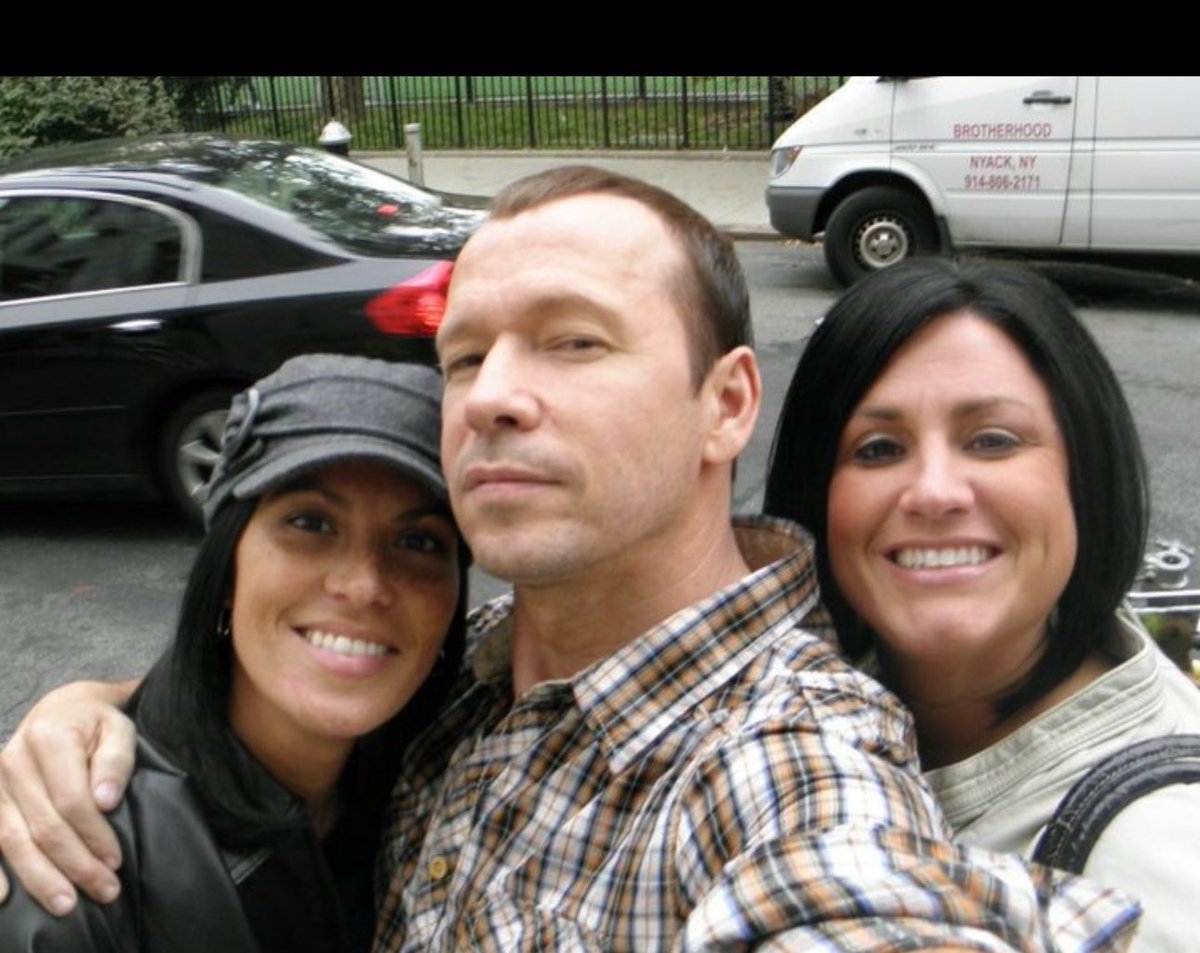 GIZE74's tweet photo. @DonnieWahlberg Our first set visit.. so long ago… #BlueBloods .. #goodtimes https://t.co/ErnXrzTcM9