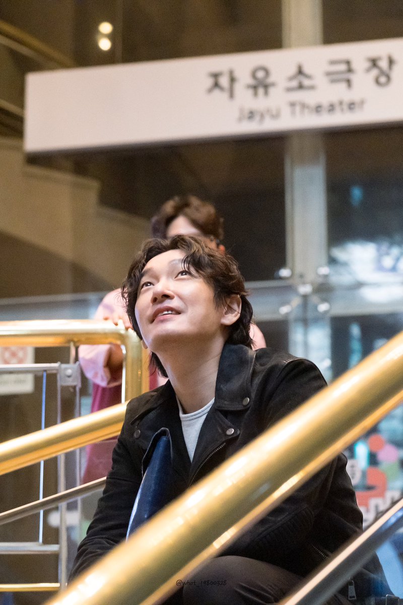 what_19800328's tweet photo. 20241018 햄릿 첫공 퇴근길 https://t.co/IVLhaHQSmC