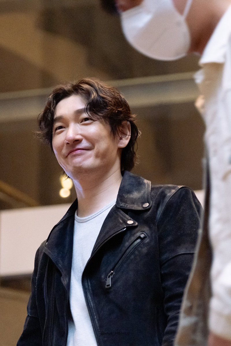 what_19800328's tweet photo. 20241018 햄릿 첫공 퇴근길 https://t.co/IVLhaHQSmC
