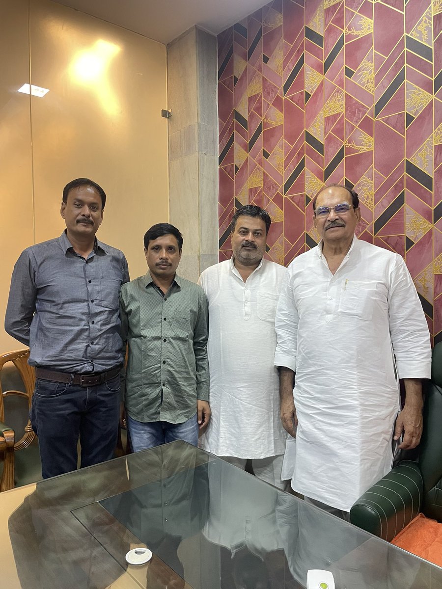 YadavSantoshINC's tweet image. दिल्ली मे समाज के गौरव आदरणीय श्री डी पी यादव जी से मुलाक़ात कर आशीर्वाद मार्गदर्शन प्राप्त किया।🌺 #DPYADAV