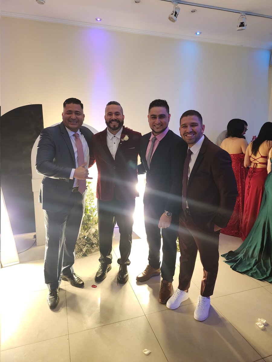 JsusRumbos's tweet photo. Los brothers!!
#Grancombo #boda #jodedera https://t.co/Xmc5QJPP1y