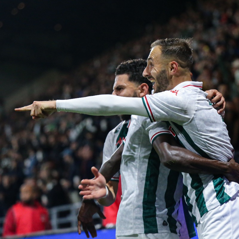 RedStarFC's tweet photo. AVEC DE LA PERSONNALITÉ
Alors qu'ils étaient menés de deux buts à la 65' minute, les joueurs du @RedStarFC sont parvenus à recoller au score au terme d'un scénario presque renversant [...] ⤵️
