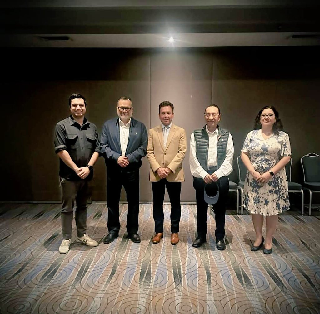 IsaiasGCroc's tweet photo. Nos reunimos con el Gobernador de Jalisco Pablo Lemus Navarro,  con el Secretario de la Federación Gabriel Antonio Trujillo, el Secretario de Políticas públicas de SUMATE Humberto Trujillo y la Oficial Mayor de la CROC Leslie Baeza,para fortalecer lazos e impulsar el sindicalismo https://t.co/LfJeSlSkjA