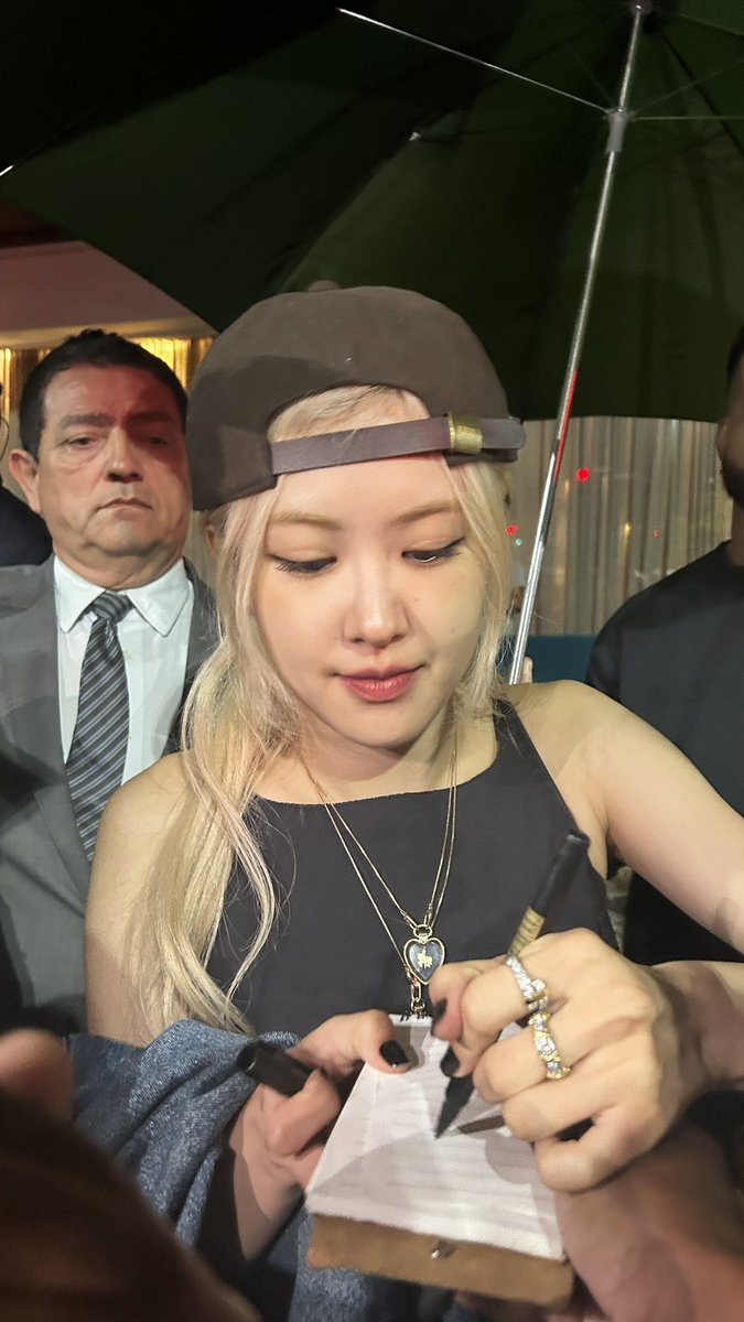 rosespics's tweet photo. ROSÉ IN REAL LIFE https://t.co/srEz0hUrs6