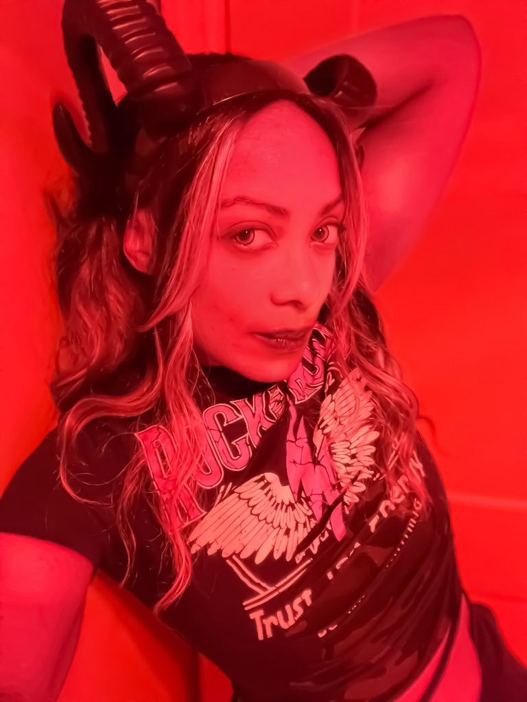 LadyKrystalline's tweet photo. Reminder: there’s no #FF_Friday this week—I’m performing LIVE at The Great Catskills Halloween Spectacle! 🎃🎻
Enjoy your #weekend! I’ll be back next week with more epic streams!
Fun highlight vids are here: https://t.co/FBzGVWpJSl 💜 #SupportSmallStreams #SupportSmallStreamers https://t.co/CxBRD1yZpQ