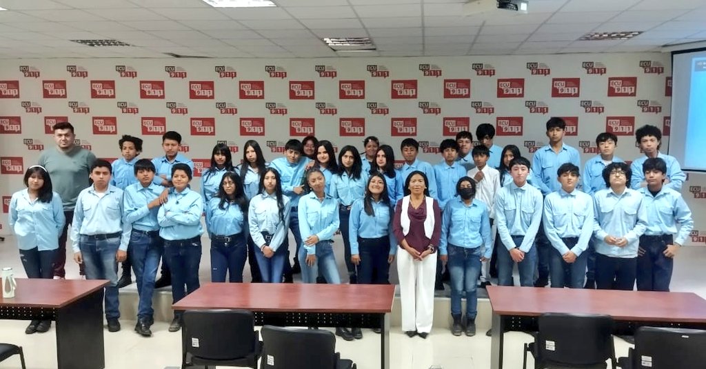 ECU911Ambato's tweet photo. #VinculaciónECU911 | Esta tarde, recibimos al segundo grupo de estudiantes de la Unidad Educativa Luis. A Martínez de #Ambato.

Socializamos nuestro protocolo de atención de emergencias y su activación a de la llamada a la línea 9-1-1. https://t.co/h1lMoxVYD6
