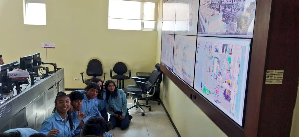 ECU911Ambato's tweet photo. #VinculaciónECU911 | Esta tarde, recibimos al segundo grupo de estudiantes de la Unidad Educativa Luis. A Martínez de #Ambato.

Socializamos nuestro protocolo de atención de emergencias y su activación a de la llamada a la línea 9-1-1. https://t.co/h1lMoxVYD6