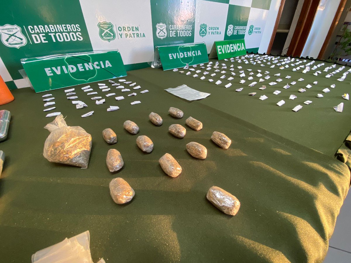 CarabBioBio's tweet image. Carabineros del #OS7 #Concepción, realizaron un operativo en #Coronel, desbaratando un punto de venta de droga, donde detuvieron a un sujeto e incautaron Marihuana, Pasta Base de cocaína, Clorhidrato de cocaína, dinero y especies asociadas al ilícito.