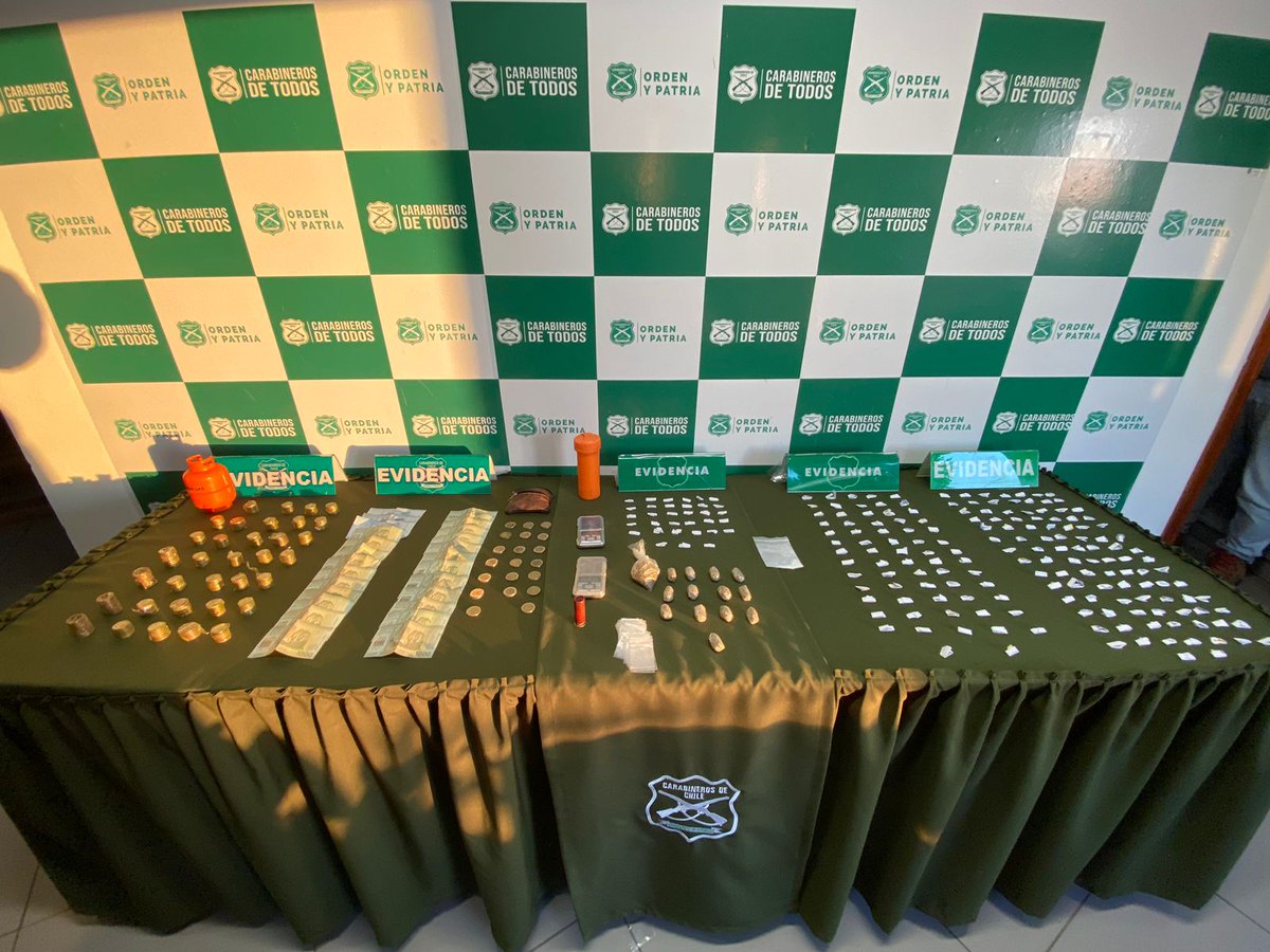 CarabBioBio's tweet image. Carabineros del #OS7 #Concepción, realizaron un operativo en #Coronel, desbaratando un punto de venta de droga, donde detuvieron a un sujeto e incautaron Marihuana, Pasta Base de cocaína, Clorhidrato de cocaína, dinero y especies asociadas al ilícito.