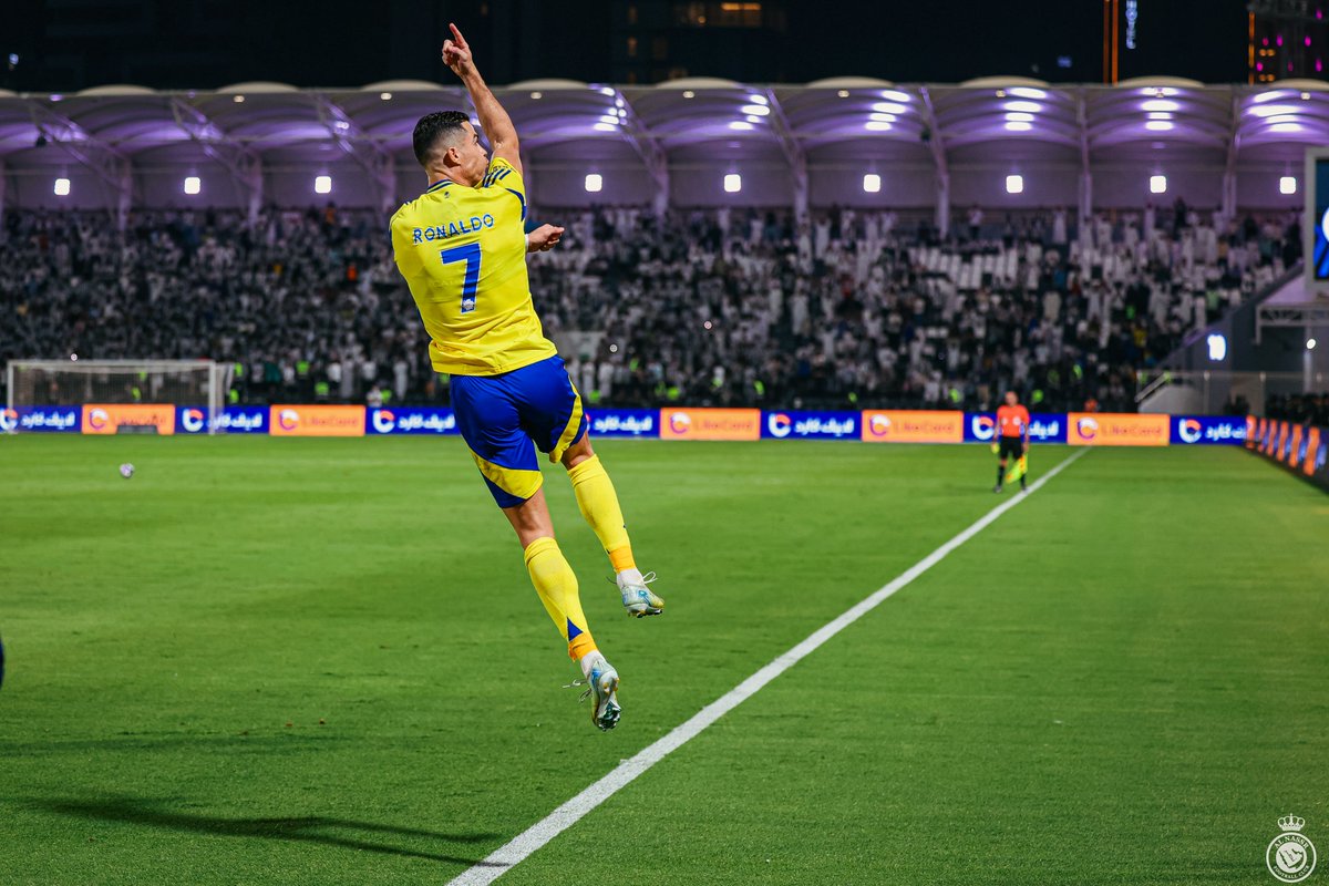 AlNassrFC's tweet photo. جمـالٌ يشـعّ من وسط الصحافة 💛 https://t.co/ELQz41aMHt