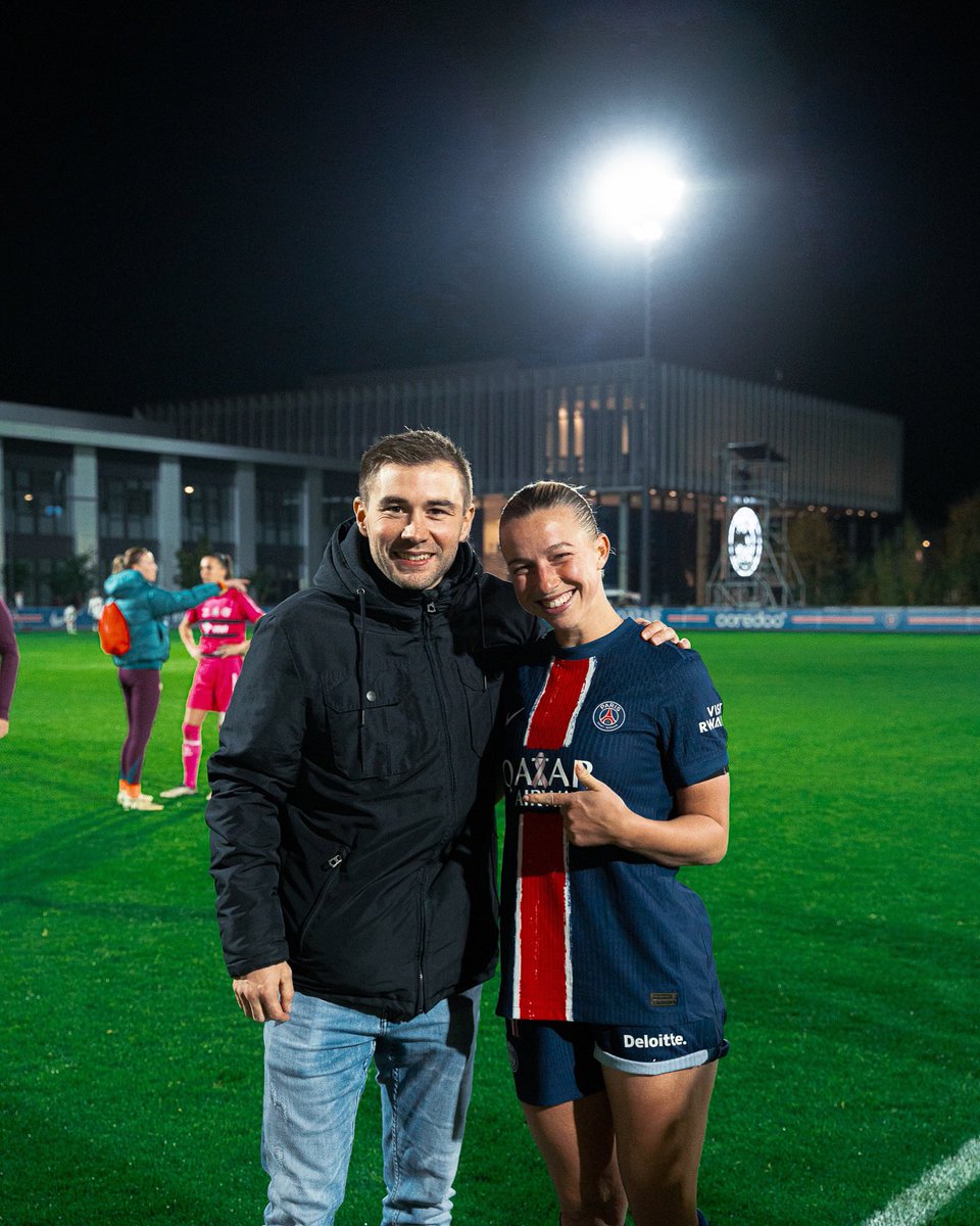 👋😄 <a href="/psghand/">PSG Handball</a> 

Luc Steins présent au Campus PSG pour encourager Jackie Groenen et nos Parisiennes ! ❤️💙

#PSGFamily 💪