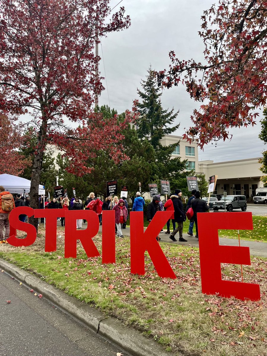 Solidarity with <a href="/UniteHereLocal8/">UNITE HERE! Local 8</a> hotel workers at the Doubletree Seattle Airport and Seattle Airport Hilton!

Hotel workers are on strike all over the US. Don’t cross the picket line‼️ Check FairHotel.org before you travel.