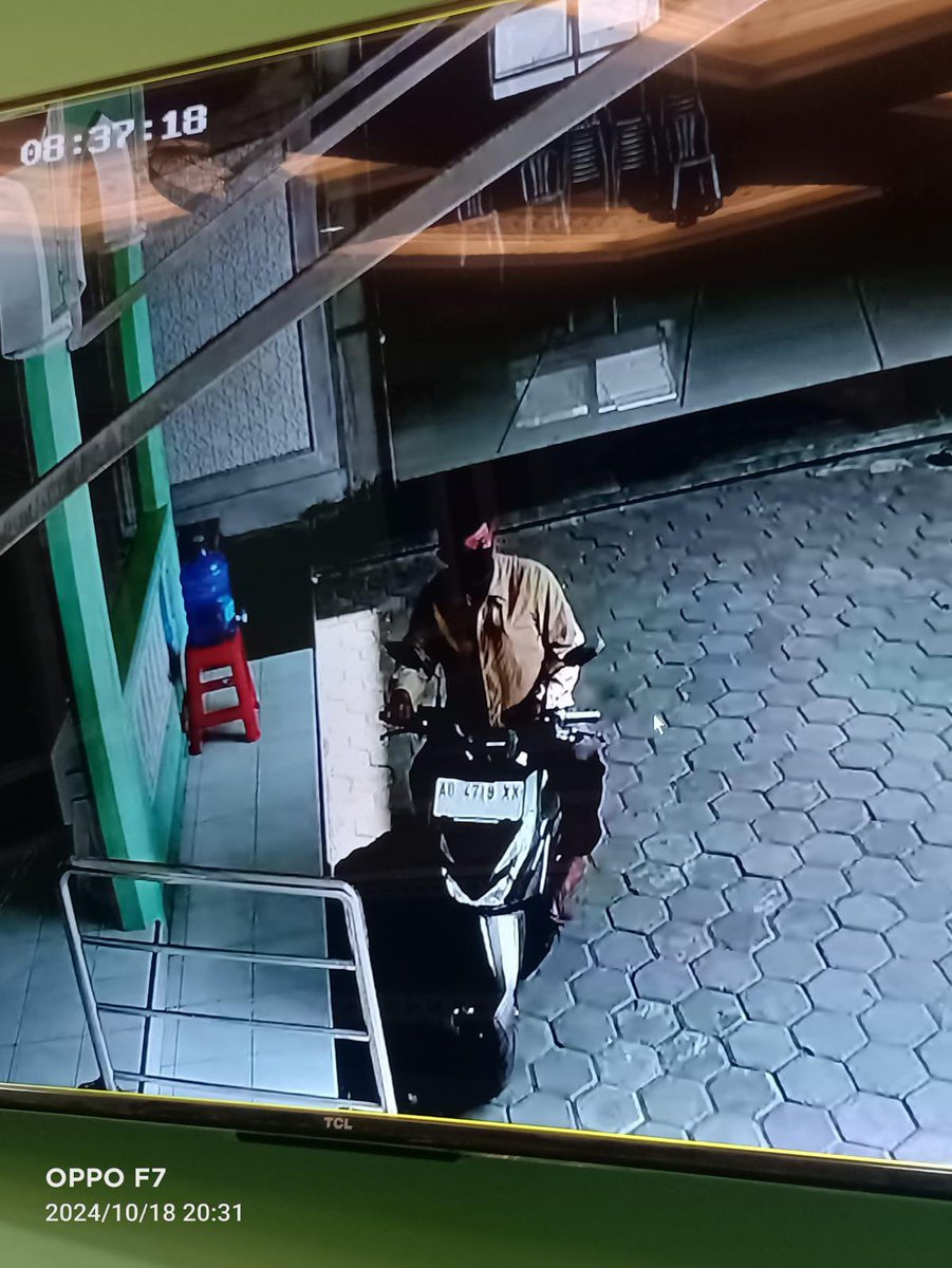 merapi_uncover's tweet photo. INFO PEMBOBOL KOTAK INFAQ MASJID

Pembobol kotak infaq masjid terekam CCTV di 2 masjid berbeda di daerah Mejing Kidul. Diduga pelaku pernah melakukan aksinya di masjid yang sama (terlihat hapal dengan letak kotak infaq). Ciri-ciri pelaku seperti yang terekam di video dan diduga menggunakan plat nomor palsu.

Harap hati-hati dan waspada, jika bertemu pelaku harap segera ditangkap dan ditindaklanjuti.

(Rifahisn)