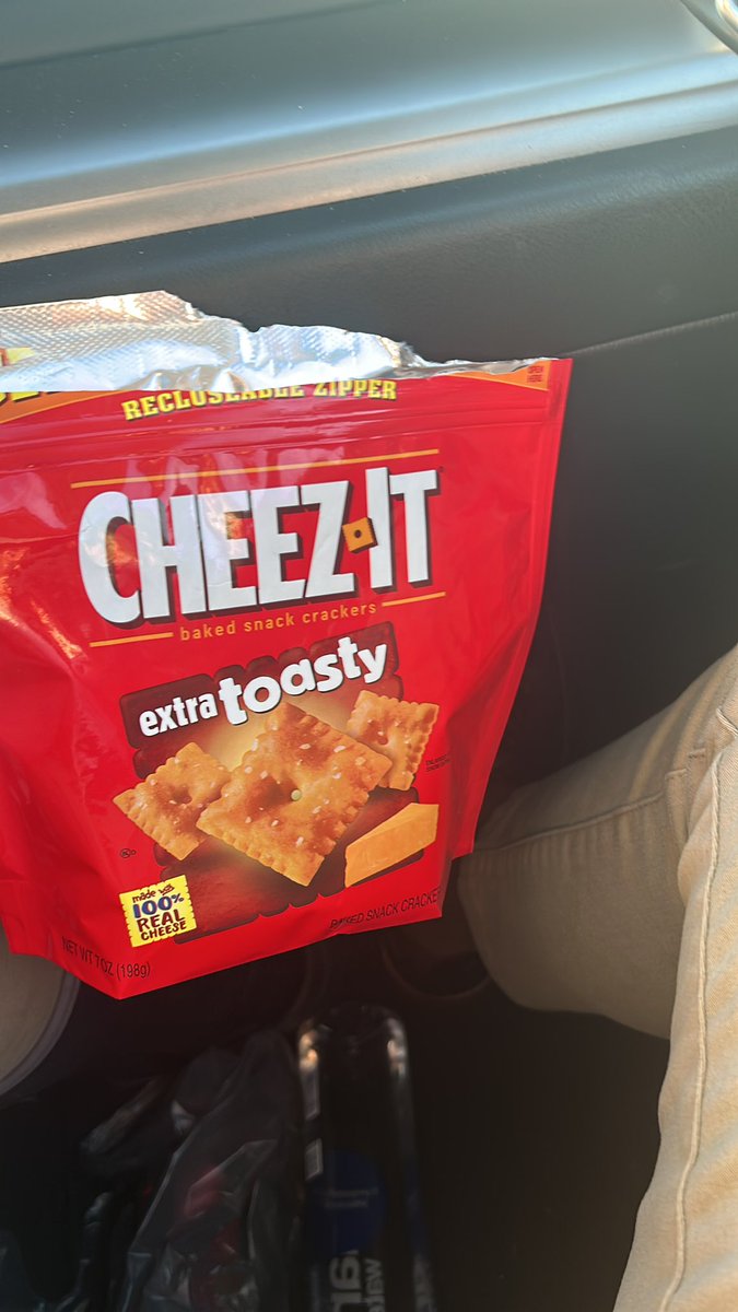 HuverIan22's tweet photo. @luettgendj47 @cheezit Are they extra toasty? Snacking on these right now. #extratoasty https://t.co/FElNgijNzF