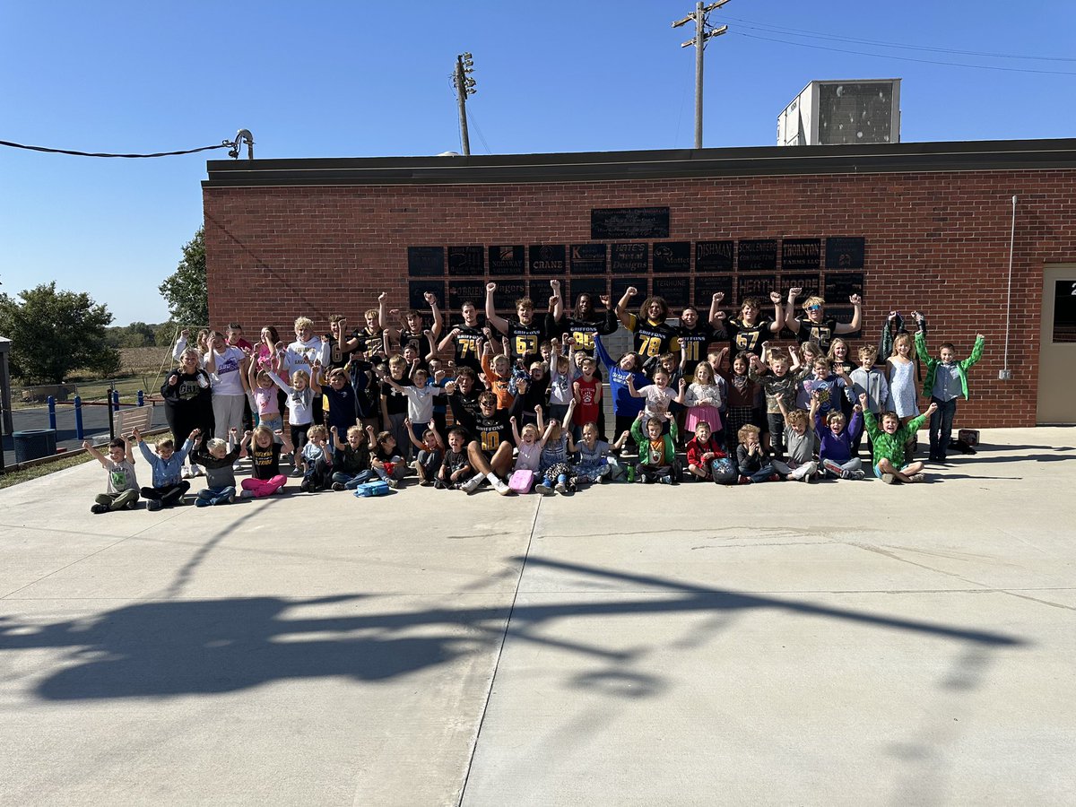 MWSU_Football's tweet photo. Couldn’t tell who had more fun, the Griffs or the Kids!
Thank you Helena Elementary for having us out today! https://t.co/NJtvNKPpNG