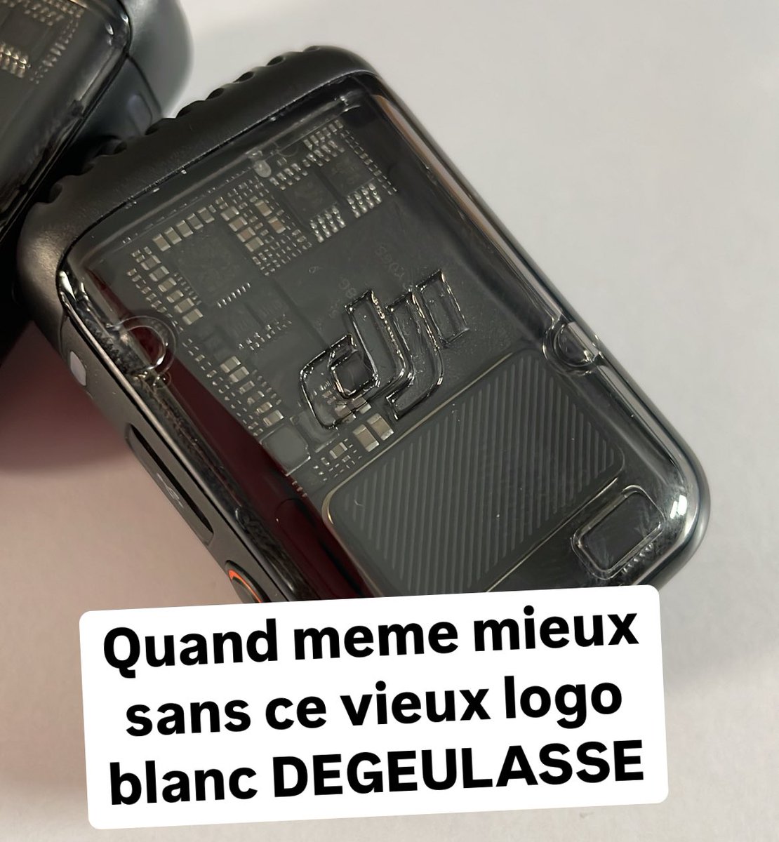On en parle des DJI mic 2 avec leur logo enorme, on le vois partout le truc c'est immonde.
Tout YouTube est devenu rempli de pub gratuite pour DJI a ce point 😆
Alors j'ai fais ca :
En plus on vois mieux l'électronique (j'adore le plastique transparent).
#djimic2