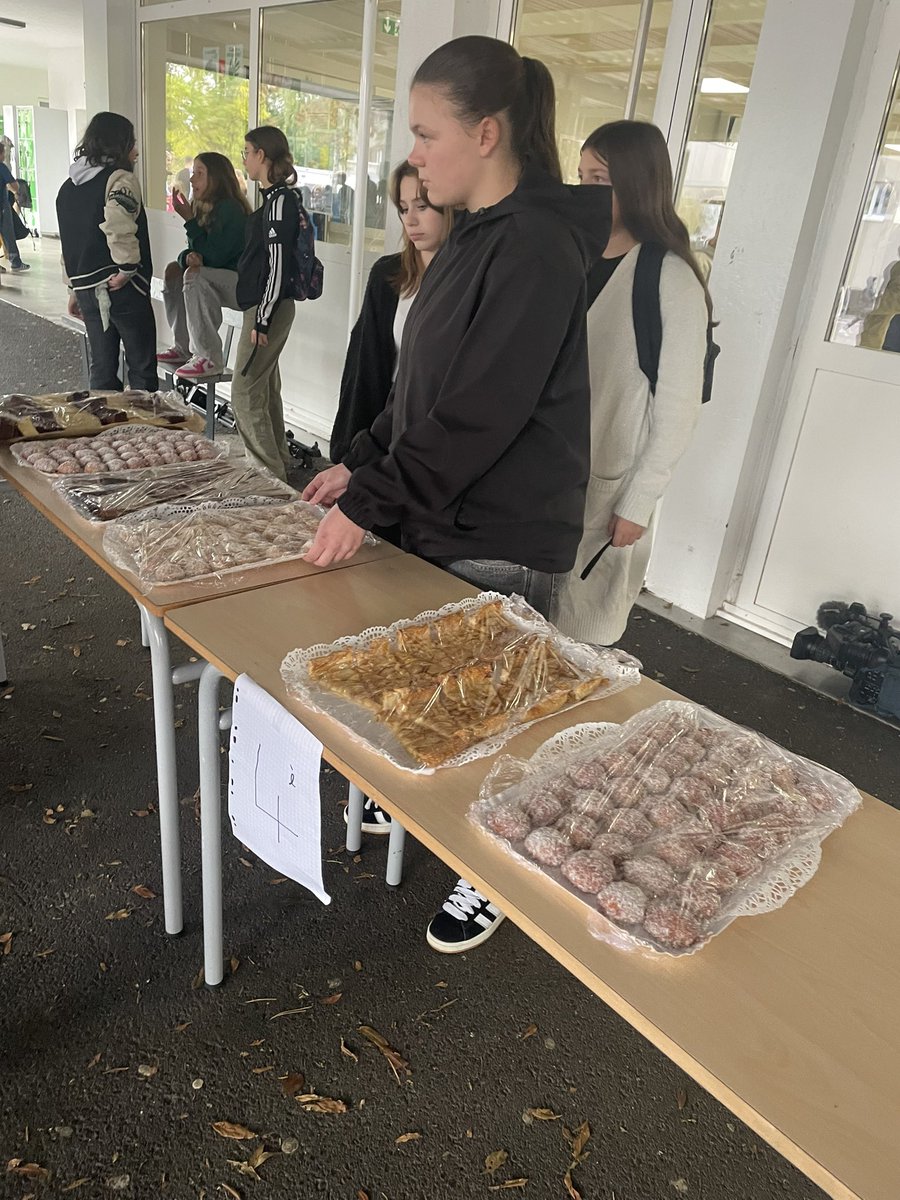 BrelVesoul's tweet photo. #Nonauharcèlement
Acte 3
FlashMob et goûter 
Tout le collège mobilisé (élèves, personnels, parents) pour promouvoir la TOLÉRANCE et lutter contre le harcèlement scolaire !
Un grand merci à tous pour ces magnifiques moments
@DSDEN70 @acbesancon https://t.co/fobKdEpnuA