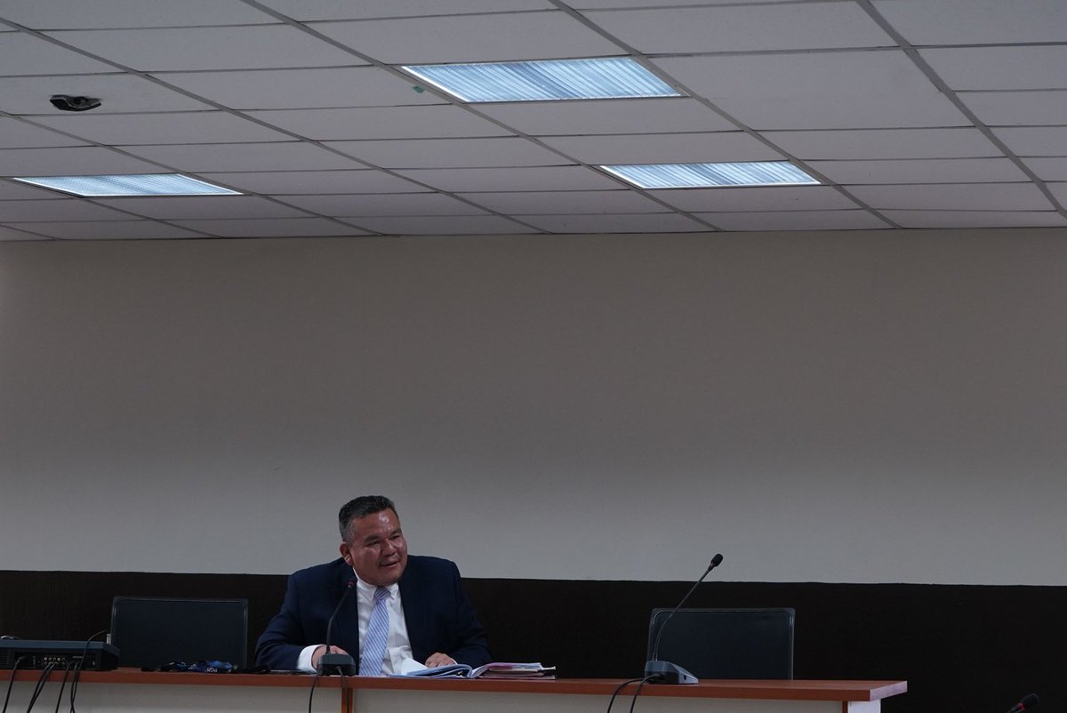 PlazaPublicaGT's tweet photo. ❌️El juez rechaza la petición del MP de suspender la audiencia y le da la palabra a la defensa de Zamora para que se pronuncie sobre la ausencia del querellante Raúl Falla. https://t.co/soADEdFaLk