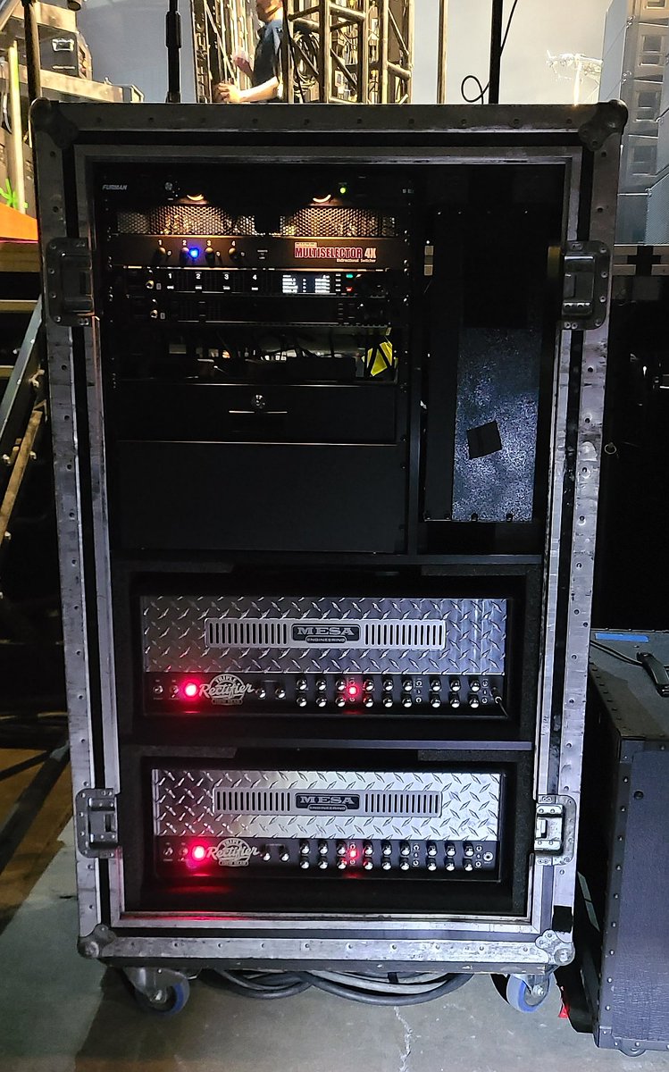 MesaBoogie's tweet image. We got to spend some time with Korn and after an incredible show, they were kind enough to walk us through the rigs they play and show us their Mesa rigs! 

#MesaEngineering #MesaBoogie #LetsMesaBoogie #Korn