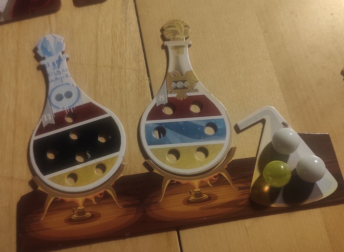 digitaleflaneur's tweet photo. Endlich ma wieder ne analoge Partie Potion Explosion gezockt!
Und diese drei neuen Tränke (die man abseits der beiden Erweiterungen kaufen kann) sind echt mal supercool!
Sie bringen neue Speichermöglichkeiten & gezieltes(!!!) Bestehlen ins Spiel.
#boardgames #PotionExplosion https://t.co/o1yvRAJDmN