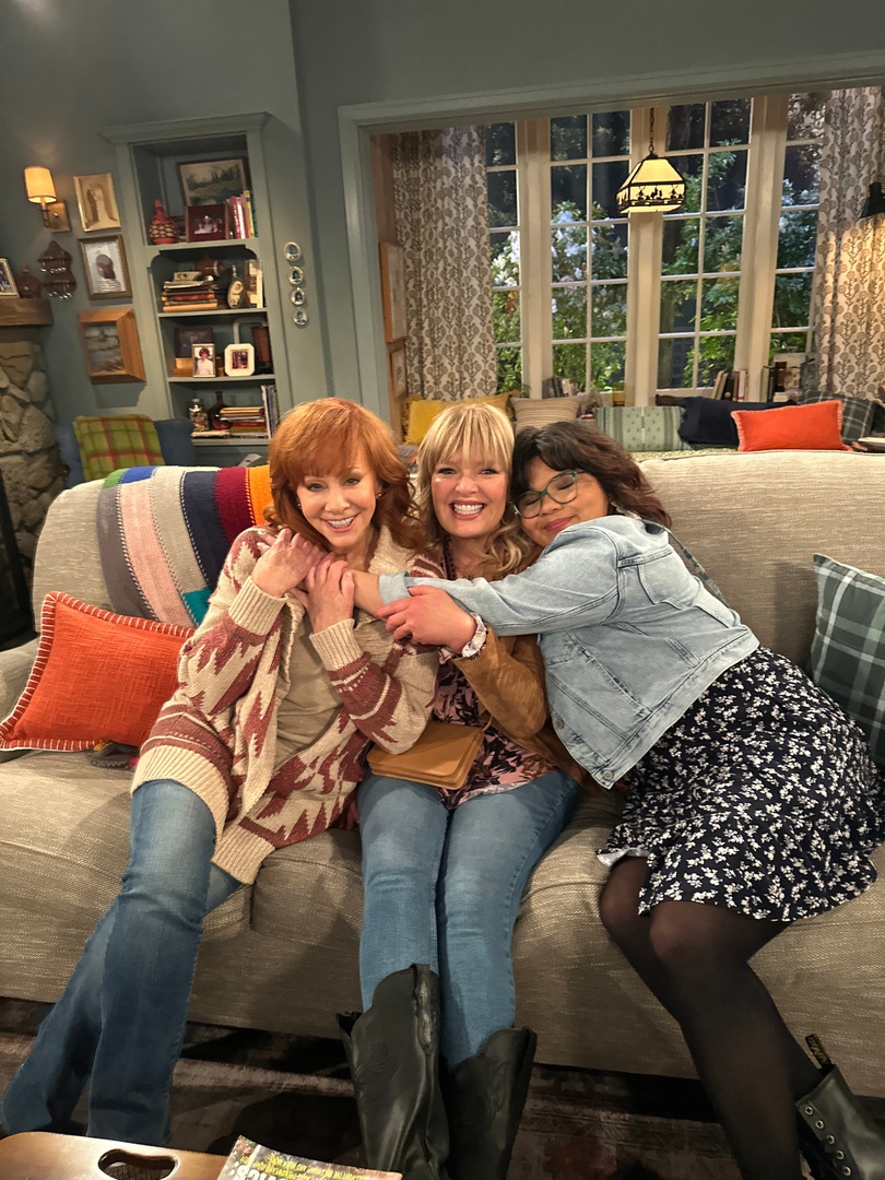reba's tweet image. The wait is almost over! Catch #HappysPlace TONIGHT at 8/7c on @NBC! 🍻

Tune in here: nbc.com/happys-place