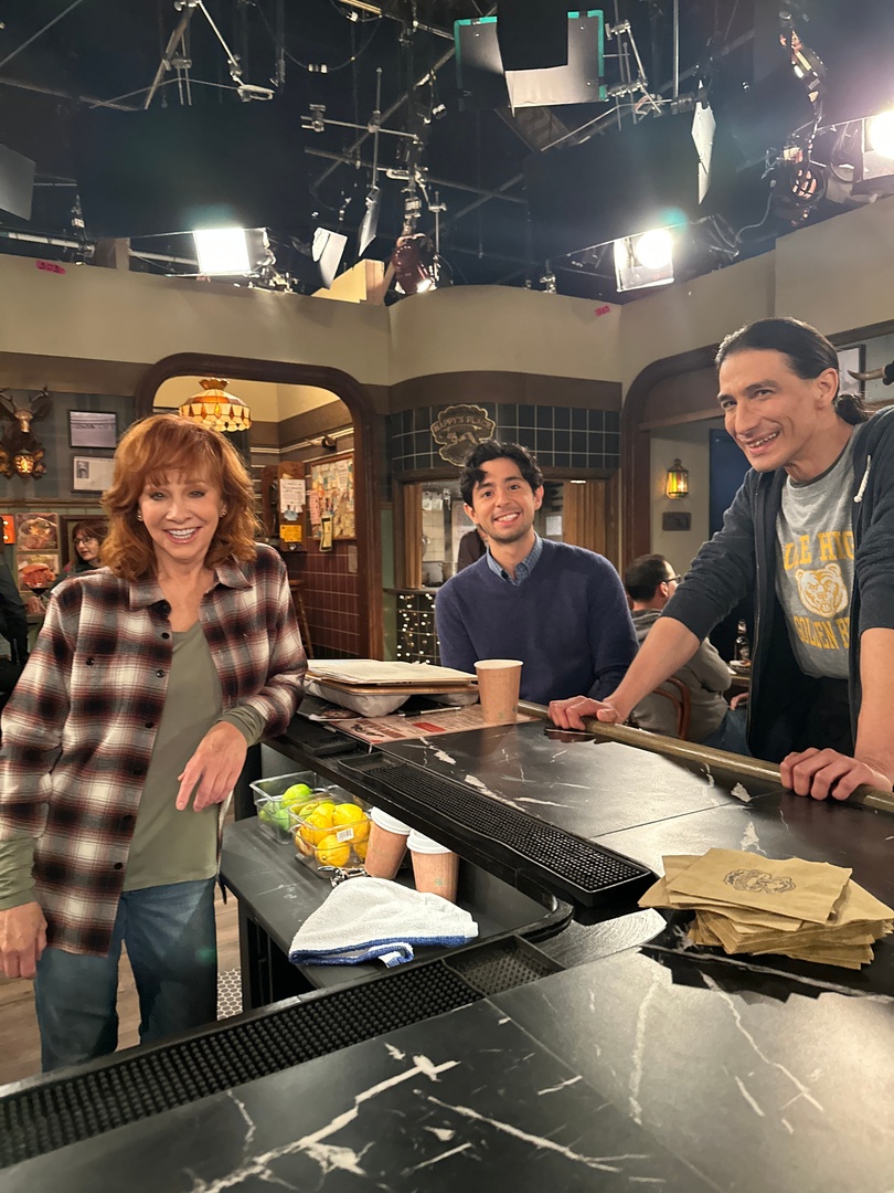 reba's tweet image. The wait is almost over! Catch #HappysPlace TONIGHT at 8/7c on @NBC! 🍻

Tune in here: nbc.com/happys-place