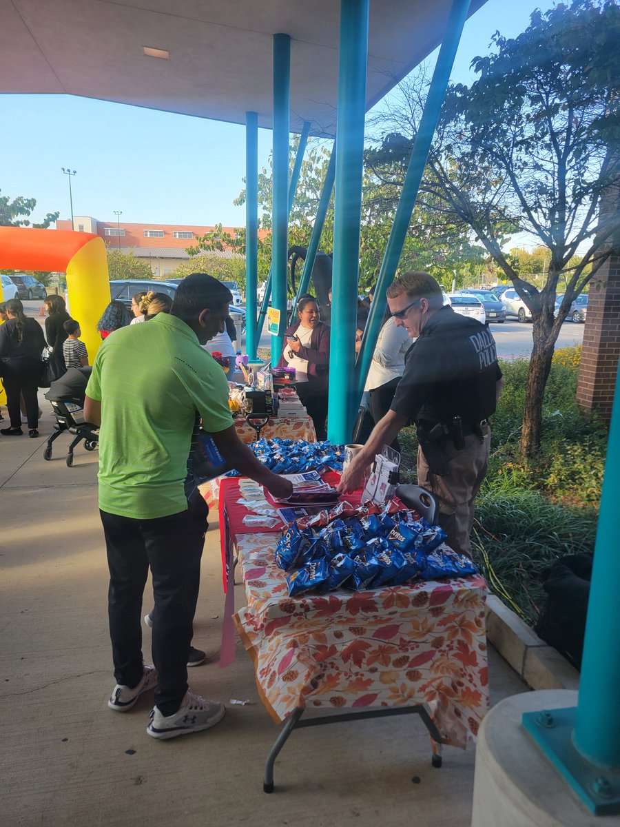 DallasPAL's tweet photo. Excited to be part of the Halloween Bash at Walnut Hill Rec Center! Our Youth Outreach events are all about connecting with the community, building trust, and having fun. Join us for games, treats, and safety tips! ππ» #CommunityFirst #YouthOutreach #HalloweenBash https://t.co/rzLZm2HohI