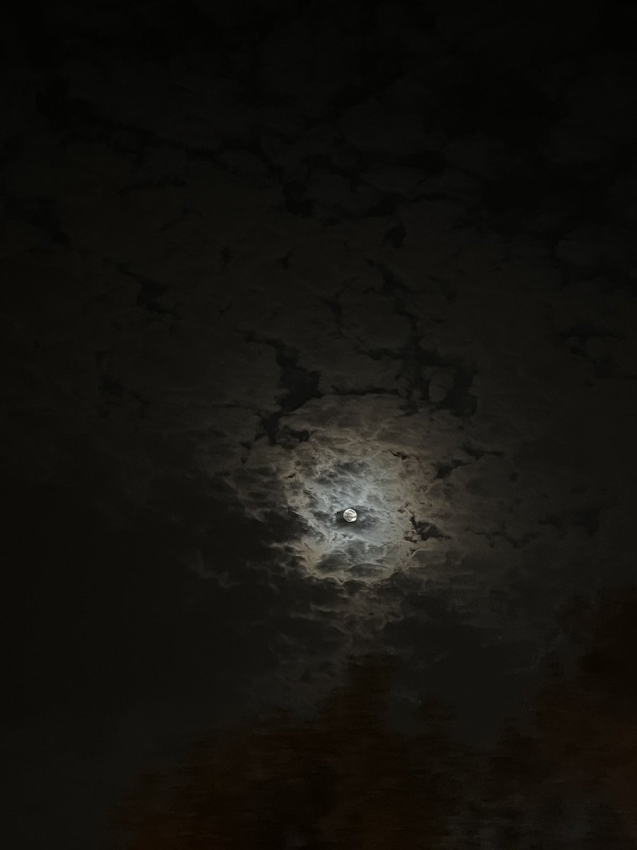 s0965s's tweet photo. القمر وضاح والليل نسنانه عليل 
والهدو مافيه قبله ولابعده هدو 

ابتديت اجاذب الفكر والطرق الطويل 
ساعة فيها المحبين تعبو ورقدو https://t.co/oP88MD7gDM