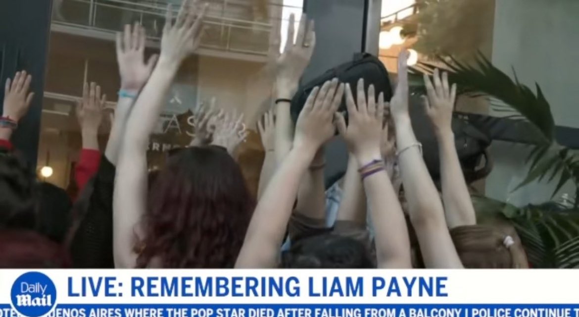 soansiosaa's tweet photo. un ringraziamento va alle fan argentine che hanno cercato in tutti i modi di tenere i giornalisti lontani dal papà di Liam, vi ammiro tanto, lo avrei fatto anche io, quindi grazie. https://t.co/Xt8gTS7FBv